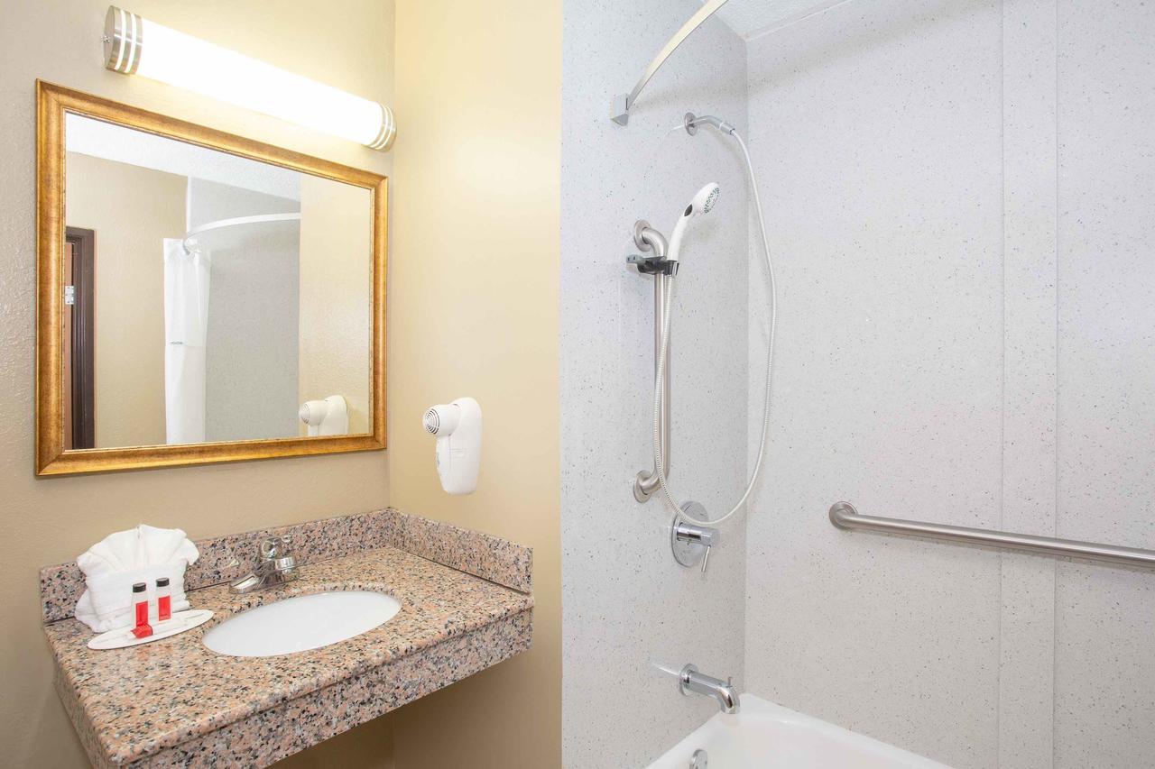 Super 8 By Wyndham Panama City Exterior photo