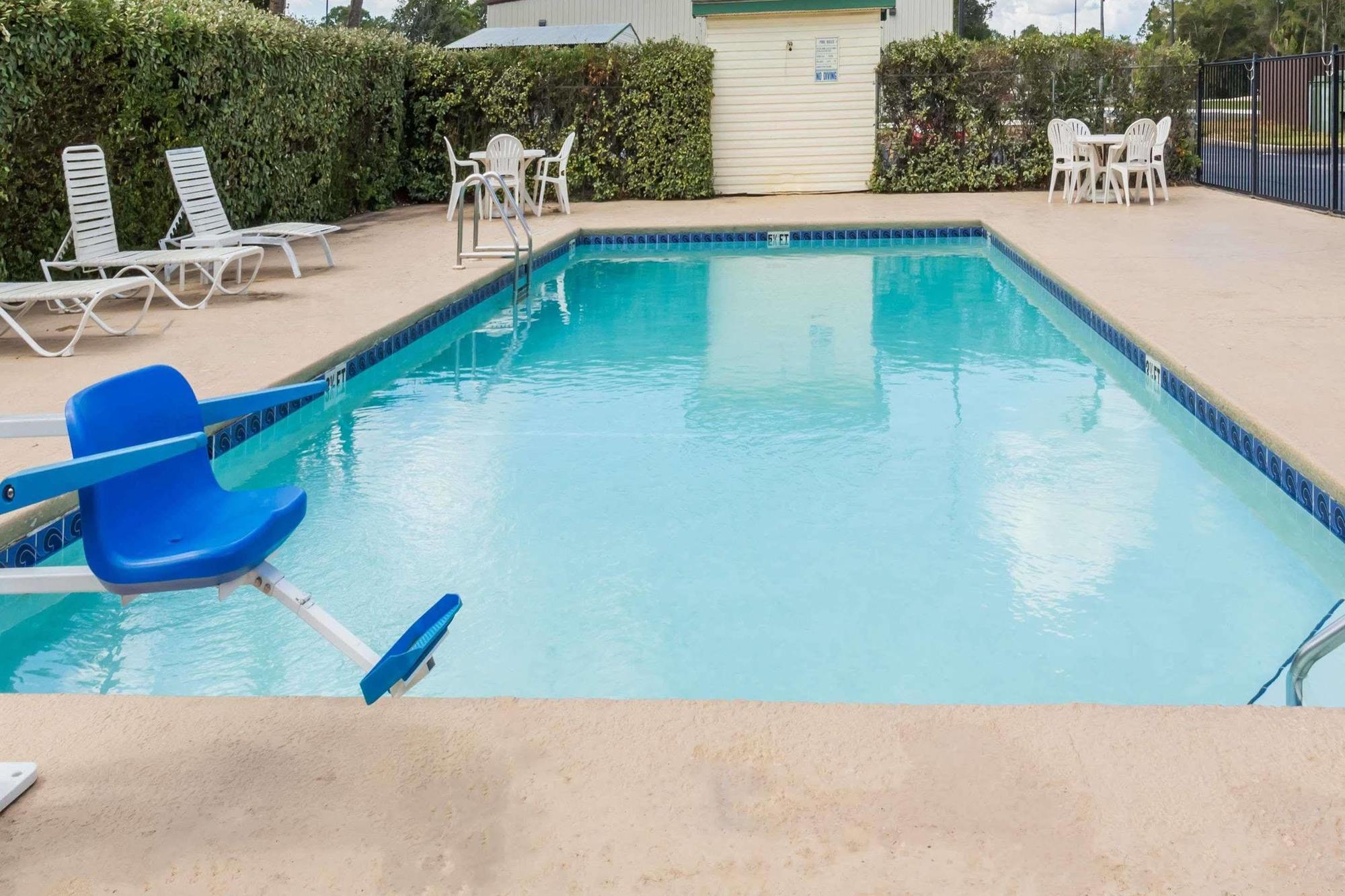 Super 8 By Wyndham Panama City Exterior photo