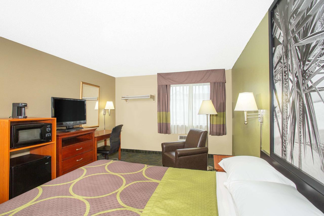 Super 8 By Wyndham Panama City Exterior photo